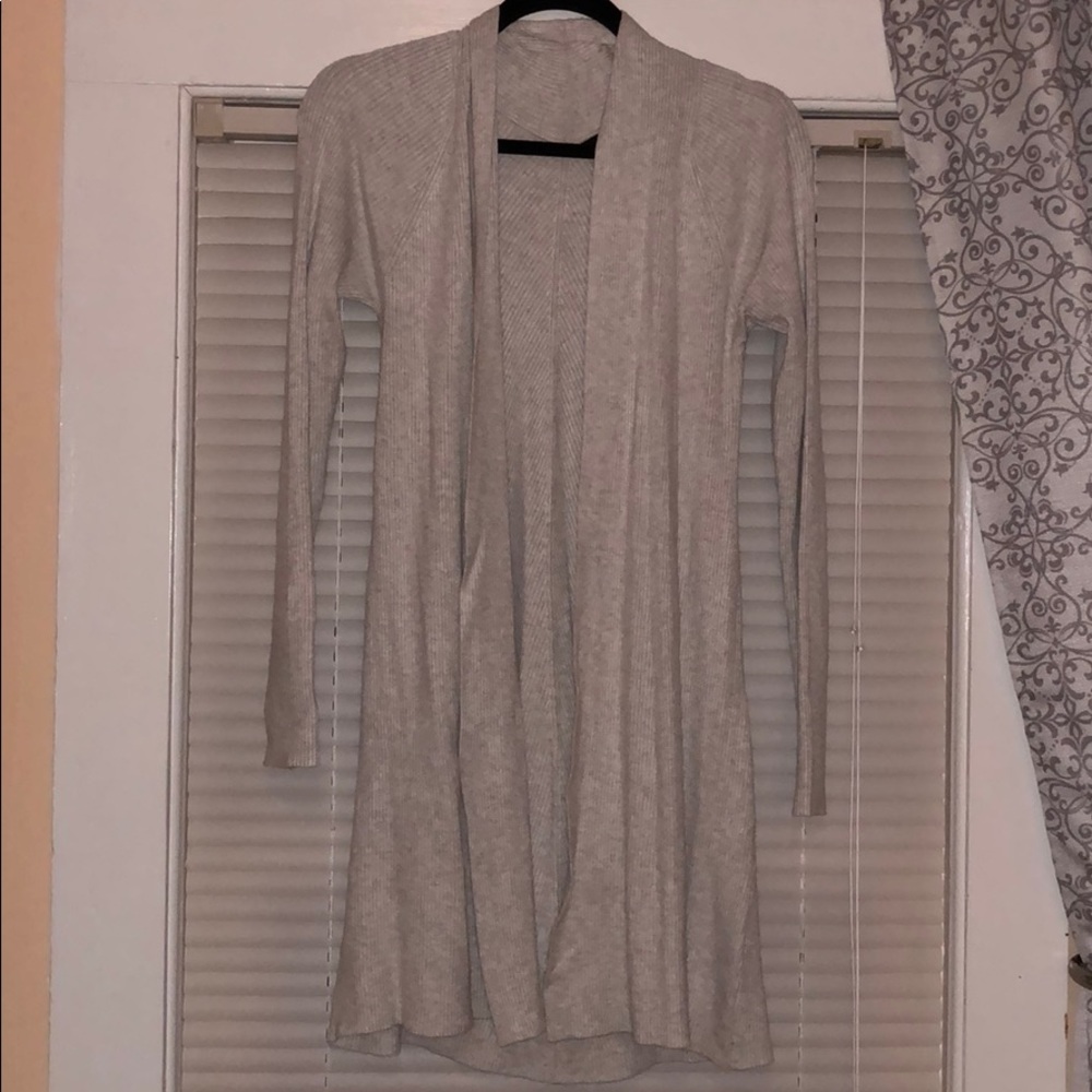 Long gray cardigan !
